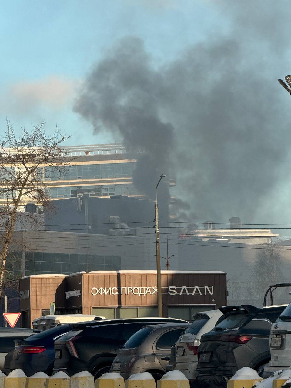 Замечен пожар в ТЦ Капитолий на Коломяжском проспекте Людей эвакуируют из торгового центра На месте работают экстренные службы UPD Предварительно пожар начался в ресторане Гуси лебеди в вытяжке загорелись жировые отложения О пострадавших информации нет Подписывайтесь на наш канал в МАХ agregiruem