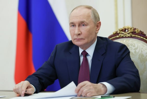 Путин поручил рассмотреть повышение выплат по земским программам в приграничье Речь идёт о единовременной компенсации сумму которой следует увеличить до 2 млн рублей отметил президент Перечень поручений главы государства опубликован на сайте Кремля Правительству необходимо рассмотреть вопрос о внесении в программы Земский учитель Земский доктор Земский фельдшер Земский работник культуры и Земский тренер изменений предусматривающих повышение с 2027 года размера единовременной выплаты участникам указанных программ говорится в документе Уточняется что мера должна распространиться на специалистов которые работают в Белгородской Брянской и Курской областях Подпишись на Говорит Москва