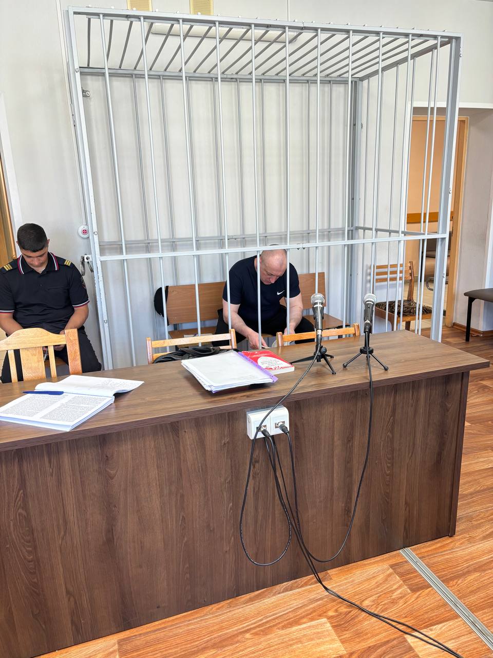 На основании обвинительного вердикта коллегии присяжных заседателей постановлен приговор по делу о хулиганстве Онежским городским судом Архангельской области на основании обвинительного вердикта коллегии присяжных заседателей местный житель осужден по ч 2 ст 213 УК РФ хулиганство совершенное с применением оружия   Приговором суда виновному назначено наказание в виде 3 лет 6 месяцев лишения свободы в исправительной колонии общего режима Оружие с помощью которого произведен выстрел постановлено передать в уполномоченный орган для определения его дальнейшей судьбы Приговор в законную силу не вступил Подробнее об обстоятельствах совершенного преступления на официальном сайте   epp genproc gov ru web proc 29 mass media news item 108207350