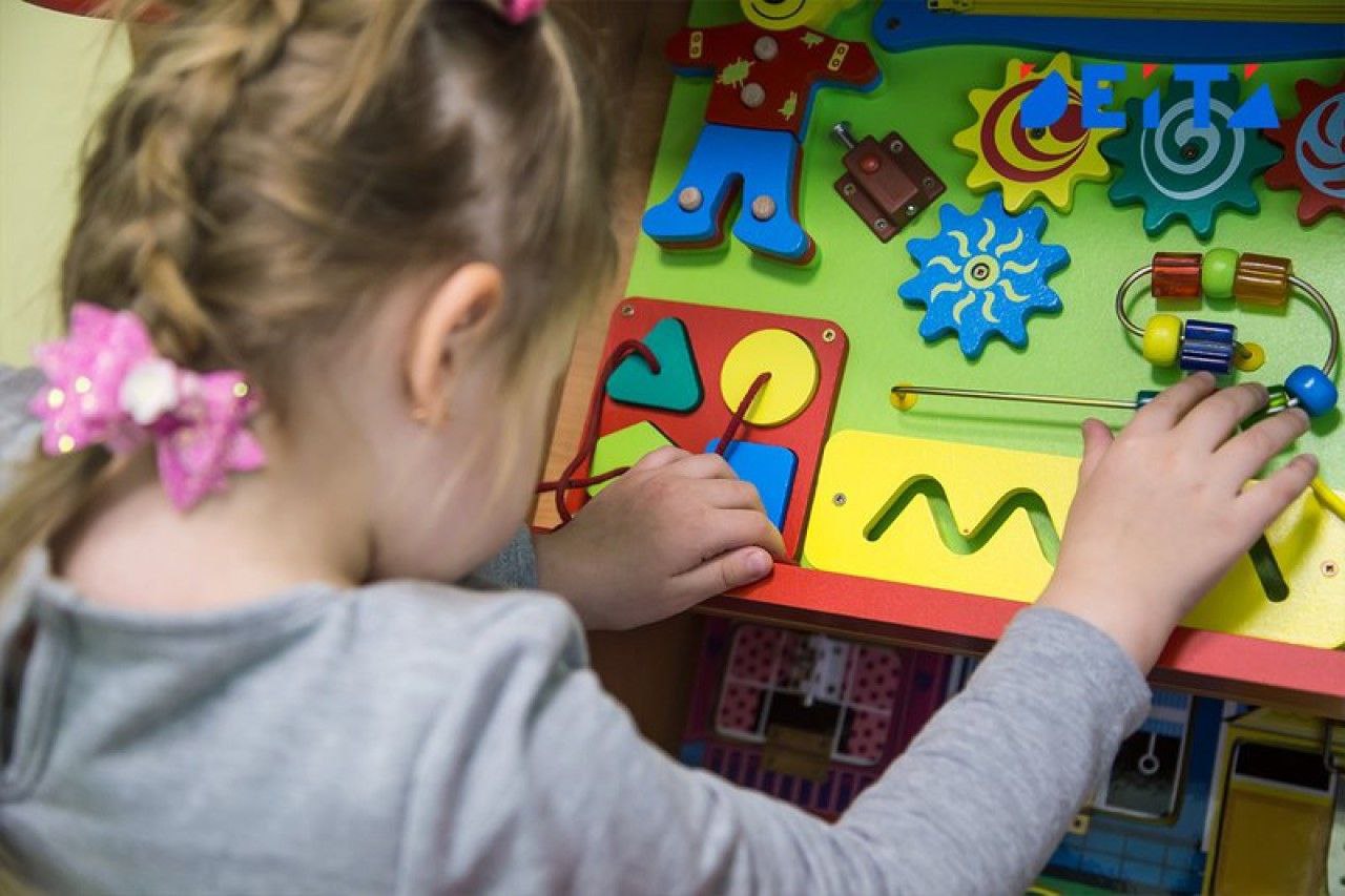 Уникальный коррекционный детский сад на Камчатке могут закрыть ради кружка робототехники В Вилючинске на Камчатке планируют закрыть детский сад Кораблик единственное в городе дошкольное учреждение для детей с ограниченными возможностями здоровья После ремонта в здании откроют кружок робототехники В Кораблике работают три коррекционные группы для детей с нарушениями речи где каждому ребенку оказывают индивидуальную помощь Родители отмечают высокую квалификацию специалистов и особую атмосферу учреждения Детей с особенностями здоровья планируют распределить по другим детским садам где нет профильных специалистов Родители обратились к губернатору Камчатки с просьбой сохранить уникальное учреждение и приглашают неравнодушных поддержать петицию против закрытия Deitaru