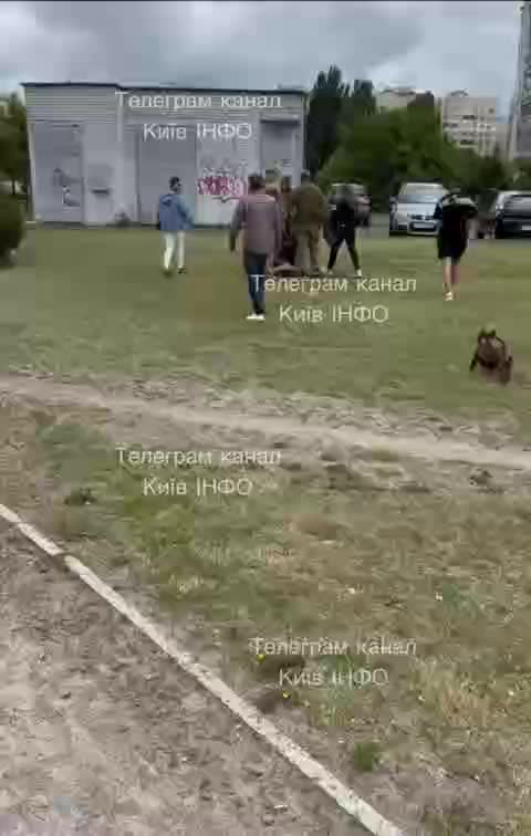 Конфликт в Киеве: местные жители вмешались в попытку задержания мужчины военкомами