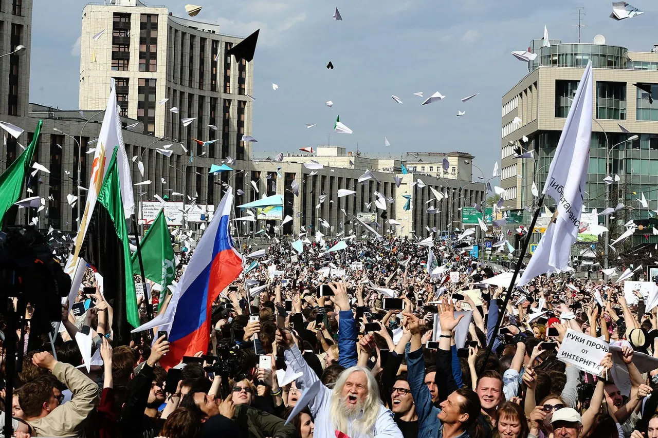 Ровно 8 лет назад 16 апреля 2018 года в России началась первая блокировка Телеграм Власти требовали от мессенджера передать ФСБ ключи для дешифровки сообщений пользователей а также хранить данные о переписке в России 30 апреля в городах России прошли митинги против блокировки ТГ Самая массовая акция состоялась в Москве и собрала более 12 тысяч человек Спустя два года 18 июня 2020 года Роскомнадзор объявил о снятии ограничений