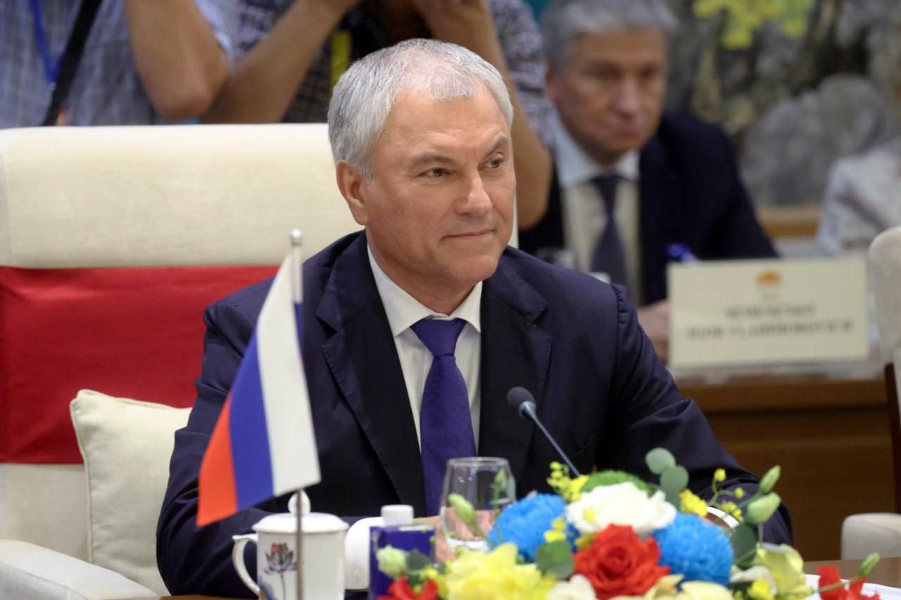 На конференции Русский язык основа интеграционного диалога в регионе СНГ обсудят сохранение статуса русского языка как языка межнационального общения отметил Председатель Государственной Думы Федерального Собрания России Вячеслав Володин в приветствии участникам мероприятия Это важно для развития гуманитарного сотрудничества защиты общей исторической памяти и поддержания межэтнического и межконфессионального согласия а также укрепления дружбы между гражданами наших стран Приветствие зачитал член Комитета Государственной Думы по делам СНГ евразийской интеграции и связям с соотечественниками Артём Кавинов Подписывайтесь на Парламенты СНГ