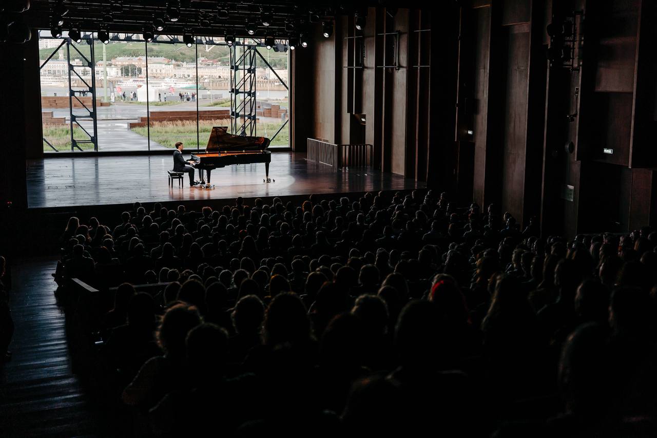Летний фестиваль Pianissimo пройдет в Нижнем Новгороде с 5 июля по 16 августа Фестиваль Pianissimo реализуется совместно с Нижегородским государственным театром оперы и балета имени А.С. Пушкина. В нем примут участие одиннадцать талантливых молодых исполнителей – музыканты России, Южной Кореи, Бразилии, Турции, Германии, Великобритании. Традиционное место встречи публики с фортепианным искусством – Концертный Пакгауз на Стрелке. #яместный