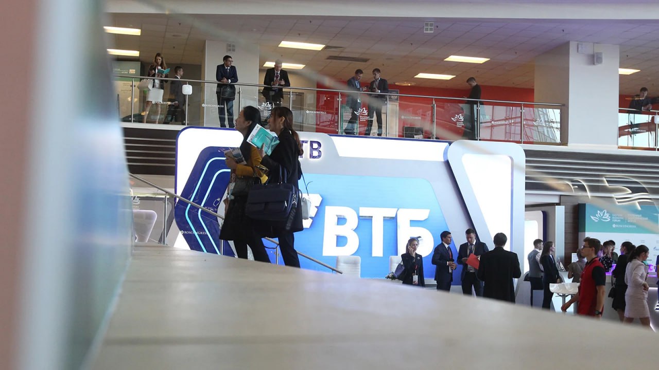Первый зампред ВТБ Дмитрий Пьянов 28 апреля сообщил, что банк планирует выплатить дивиденды по итогам 2024 года — впервые за четыре года. Это заявление буквально огорошило рынок, поскольку ранее глава госбанка Андрей Костин говорил о планах вернуться к выплатам по итогам 2025 года, хотя и допускал теоретическую возможность возобновления дивидендов по итогам 2024-го, если улучшатся финансовые показатели. Набсовет банка рекомендовал выплатить 25,58 рубля на акцию, что на момент заявления Пьянова давало доходность более 29%. Однако после новости акции резко выросли с 87 рублей до 107, то есть на 23%, утянув вверх индекс Мосбиржи. В чем нюансы этого сюрприза и как дивиденды влияют на привлекательность акций? Читайте на сайте Forbes : Фото Евгения Разумного / ТАСС