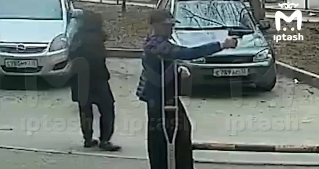 На мужчину стрелявшего в детей в Казани возбудили уголовное дело В выходные во дворе на улице Кулахметова местный житель выстрелил в сторону девочек подростков Оружие из которого стрелял мужчина не установлено Нарушителя задержали На него завели дело по статье о хулиганстве Следователи выясняют все обстоятельства произошедшего По данным Mash Iptash местные жители жалуются на этого мужчину уже второй год По словам соседей он ругается со всеми и угрожает оружием Подписаться Сообщить новость   Вести Татарстан в MAX