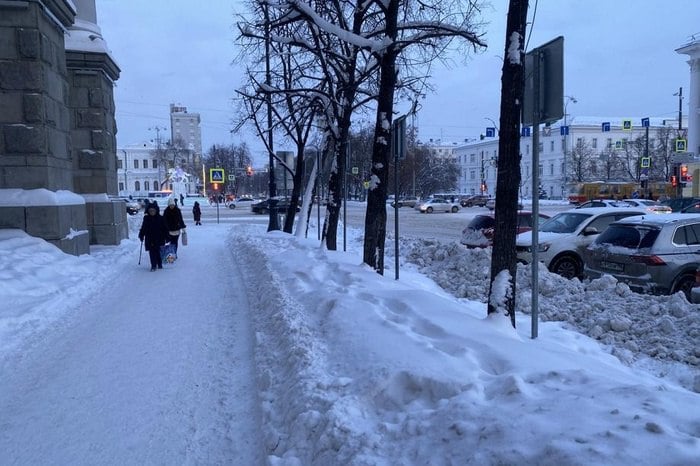 Орлов предложил пешеходам Екатеринбурга выбирать между скользкостью и слякотью  Тротуары Екатеринбурга снова начнут посыпать «Бионордом».  Как рассказал «URA.RU» советник генерального директора по развитию УЗПМ  производителя противогололедной смеси  Евгений Немировский, специально для пешеходных зон город закупил у предприятия 20 тонн ПГМ.  Ранее вопрос, нужно ли посыпать тротуары «Бионордом», мэр Алексей Орлов обещал представить самим горожанам. Дискуссию, надо ли возвращаться к технологии, от которой отказались в прошлом сезоне, мэрия планировала запустить во вторник, во время «прямой линии».  «Честно говоря, у меня большие сомнения, что жители поддержат. Потому что грязи по колено… Это все заливается бионордом, который растапливает снег. Ну вот, надо ли такую технологию применять? Это дискуссионный вопрос», — заявил Орлов «URA.RU».