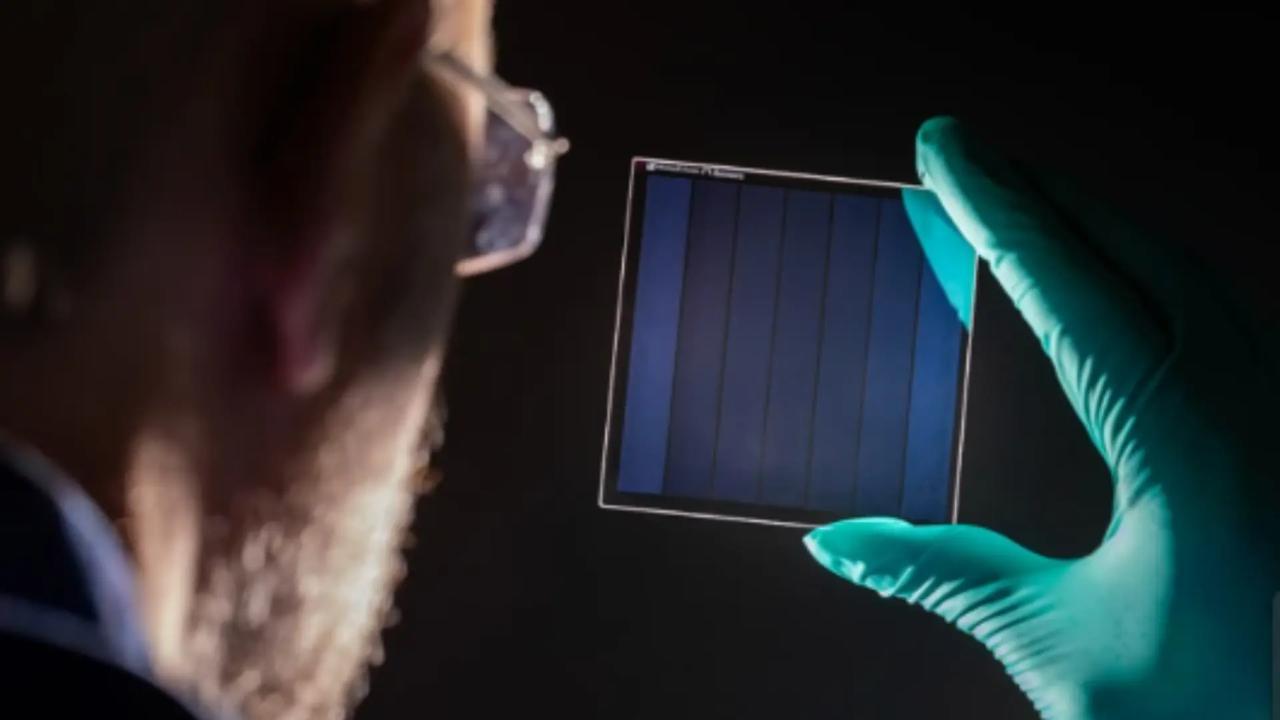 Стеклянные пластины Microsoft могут хранить данные в течение 10 000 лет Исследователи Microsoft разработали метод хранения огромных количеств цифровой информации внутри небольших стеклянных пластин прорыв который может сохранить мировые данные более 10 000 лет Технология известная как Project Silica решает растущую проблему битовой гнили которая представляет собой медленный распад магнитных лент и жестких дисков используемых в центрах обработки данных по всему миру В отличие от традиционного хранения которое требует замены каждые пять десять лет эта новая система на основе стекла рассчитана на тысячи лет без питания или ухода