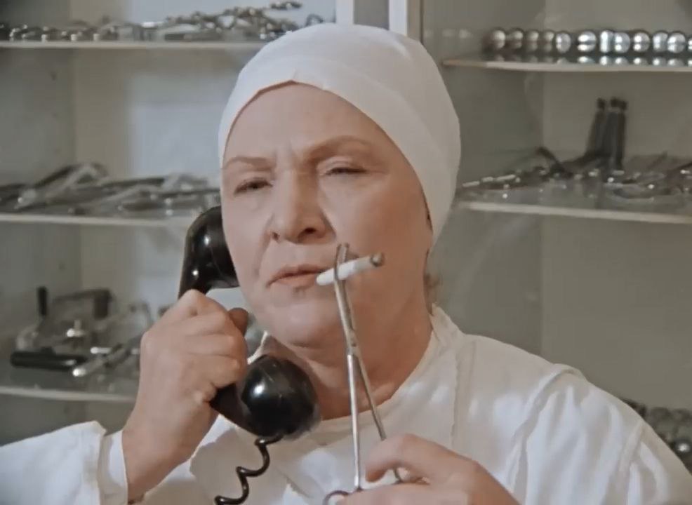 Мошенники звонят школьникам от лица учителей и просят обновить электронный дневник сообщает пресс служба ВТБ Также они могут представиться школьной медсестрой для срочного медосмотра по телефону который требуется для допуска к занятиям Так аферисты пытаются получить код из СМС от учетной записи госпортала или банковского приложения Сообщает ТАСС