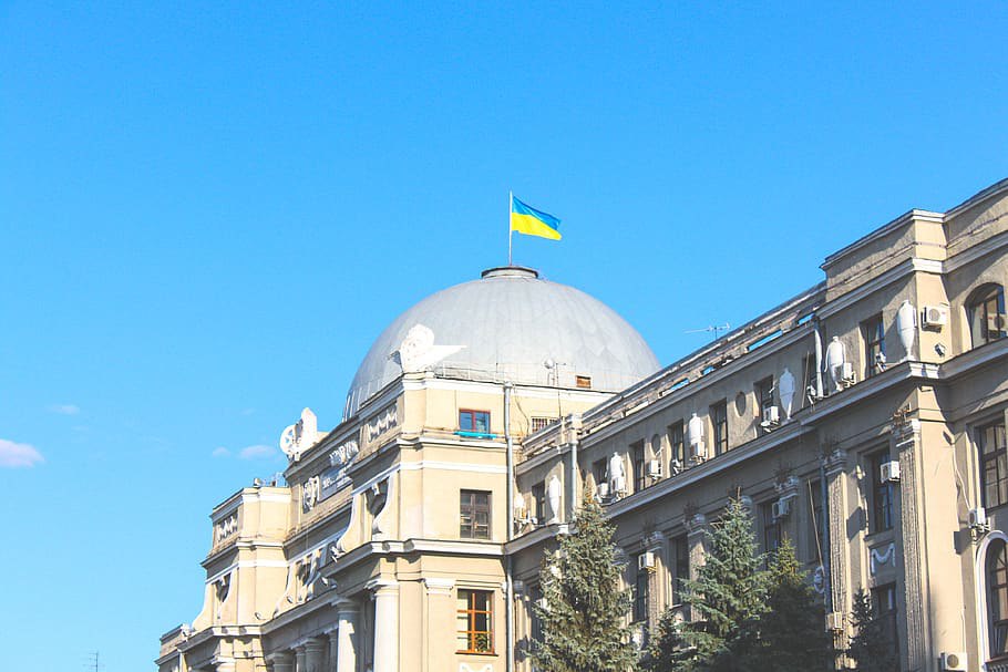 Госдолг Украины увеличился почти на 30 за год Государственный долг Украины по состоянию на 31 декабря 2025 года составил 213 3 млрд долларов что почти на 30 больше показателя конца 2024 года сообщили в министерстве финансов страны По состоянию на 31 декабря 2025 года общая сумма государственного и гарантированного государством долга Украины составила 9 042 трлн гривен 213 3 млрд долларов что на 29 5 28 4 в долларовом эквиваленте больше чем на конец 2024 года говорится в сообщении По информации ведомства рост долга в основном связан с привлечением финансирования от международных партнеров Южная служба новостей