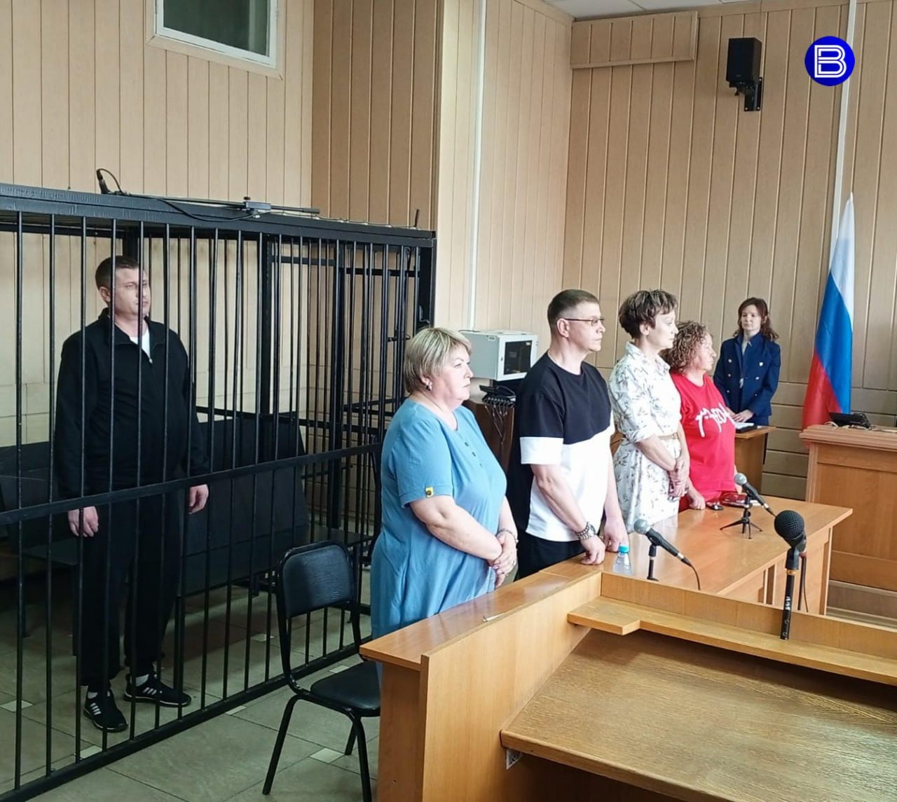 Оправдали в деле об убийстве Новосибирский областной суд вынес приговор бывшим полицейским, обвиняемым в убийстве 15-летней школьницы Натальи Матюхиной из села Яркуль в 2010 году. Максима Кудрявцева и Евгения Бартоломея подозревали в том, что они сбили девочку машиной, засунули ещё живую, но без сознания в багажник, увезли в лес, где убили и спрятали. Девочку долго искали всем селом, но так и не нашли. В 2023 году появилась свидетельница – якобы была в той злосчастной машине в момент наезда. Но на суде она от показаний отказалась. В итоге экс-полицейских по статье об убийстве оправдали: суд посчитал, что обвинение не доказало это преступление. Кудрявцева признали виновным лишь в том, что он сбил девочку, а Бартоломея – что превысил полномочия, не рассказав об этом. Правда, сроки давности уже вышли, поэтому обоих отпустили на свободу с правом на реабилитацию. Прокуратура будет обжаловать приговор. Вести Новосибирск