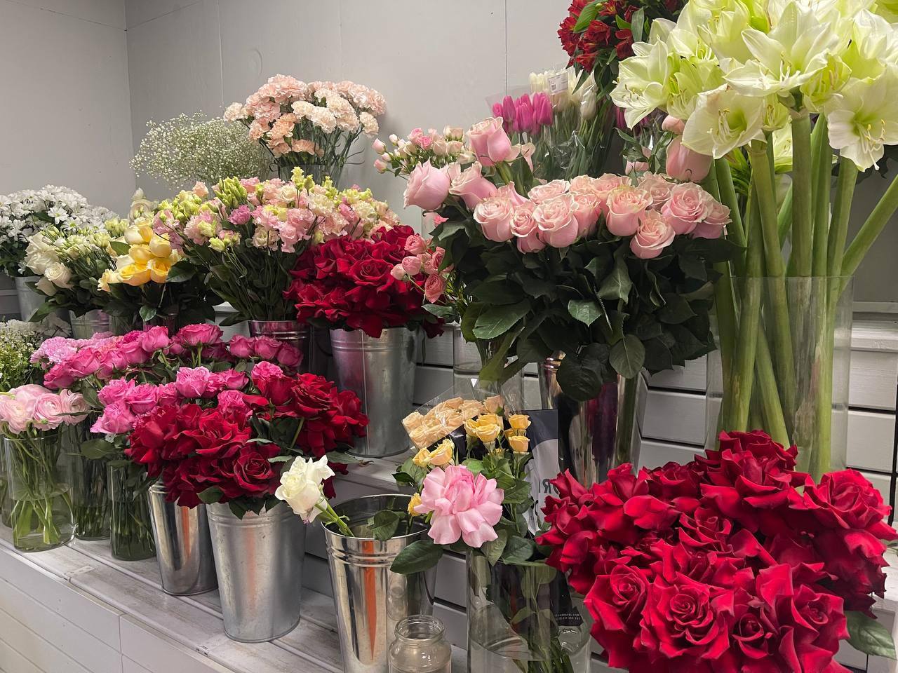 Воровская романтика судимый сахалинец выкрал из магазина букет для возлюбленной Случай произошёл в одном из цветочных бутиков в Поронайске В полицию обратилась сотрудница торговой точки и рассказала что неизвестный украл 16 роз на 4 400 рублей Сотрудники уголовного розыска оперативно вышли на подозреваемого им оказался 25 летний ранее судимый местный житель Как выяснилось подозреваемый зашел в торговый центр где находился цветочный бутик Воспользовавшись моментом когда продавец отвлеклась он схватил букет роз и поспешил скрыться с места происшествия По предварительной информации похищенный букет он впоследствии подарил девушке Кроме того в ходе дальнейшего расследования появилась информация о причастности данного гражданина к совершению двух грабежей рассказали в региональном управлении МВД Сотрудники полиции устанавливают причастность сахалинца к другим преступлениям За кражу в цветочном магазине возбудили уголовное дело tochka 65 Подписывайся на ИНЦИДЕНТ САХАЛИН