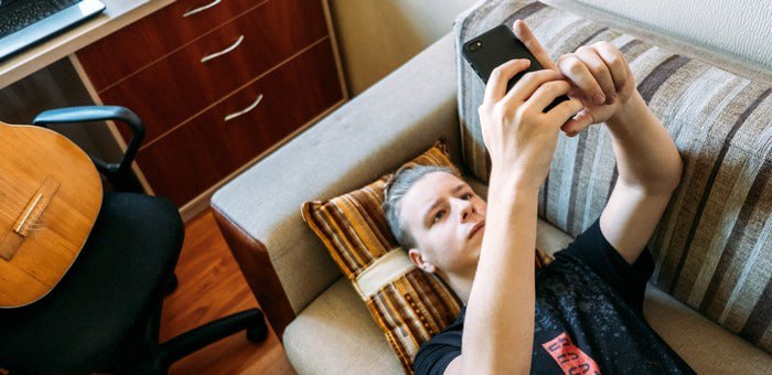 15-летний подросток перечислил мошенникам все сбережения бабушки. 15-летний житель Горно-Алтайска получил в мессенджере сообщение якобы от медицинского работника школы о необходимости пройти медицинский осмотр, а для этого записаться в медицинское учреждение. Школьника попросили назвать последние 4 цифры номера телефона, с которого поступит звонок – это будет номер очереди, который необходимо направить в поликлинику. Мальчик, ничего не подозревая, выполнил указания, а через некоторое время подростку в мессенджере позвонил «сотрудник Госуслуг» и сообщил, что его личный кабинет взломали и от его имени перевели деньги на Украину. Далее школьник общался с мошенниками, один из которых представлялся сотрудником Росфинмониторинга, а другой — следователем. От них он узнал, что стал фигурантом уголовного дела, и ему, чтобы избежать уголовной ответственности, необходимо заполнить декларацию. В процессе общения аферисты выяснили, что подросток живет с бабушкой, у которой есть сбережения, и попросили под любым предлогом узнать пароль от личного кабинета онлайн-банка. У ничего не подозревающей бабушки молодой человек попросил телефон, сказав, что ему необходимо обновить приложения. Посмотрев, какой пароль ввела женщина, он запомнил его и вскоре вернул гаджет. Ночью, когда бабушка спала, внук взял ее телефон и под диктовку мошенников перевел все сбережения – 220 тысяч – на указанные ему счета. По данному факту возбуждено и расследуется уголовное дело, сообщает МВД по Республике Алтай.