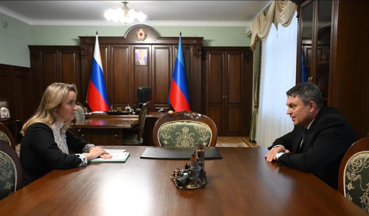 Глава ЛНР Леонид Пасечник встретился с Уполномоченным при Президенте РФ по правам ребенка Марией Львовой Беловой которая посетила республику с рабочей поездкой На встрече обсудили вопросы профилактики социального сиротства в регионе Сейчас активно выстраиваем взаимодействие всех ведомств по социальному сопровождению семей где есть риск лишения родителей их прав на детей Оказываем помощь тем семьям которые воспитывают детей с инвалидностью или оказались в трудной жизненной ситуации Ведем последовательную работу Как результат удалось что называется вернуть на путь истинный и восстановить в правах 17 родителей 35 детей вернулись в родные семьи которые продолжают находиться под сопровождением соцработников психологов и других специалистов За год в республике на 10 уменьшилось количество детей находящихся в соцучреждениях поделился результатами работы Глава Леонид Пасечник также поблагодарил Марию Львову Белову за сердечное внимание к луганским детям и за то что она всегда оказывается там где остро нуждаются в ее содействии Он также подчеркнул что впереди еще много работы Уверен что сообща мы выполним поставленную Президентом России задачу к 2030 году вдвое сократить в стране количество детей лишенных родительской опеки Источник Официальный канал Главы ЛНР в MAX