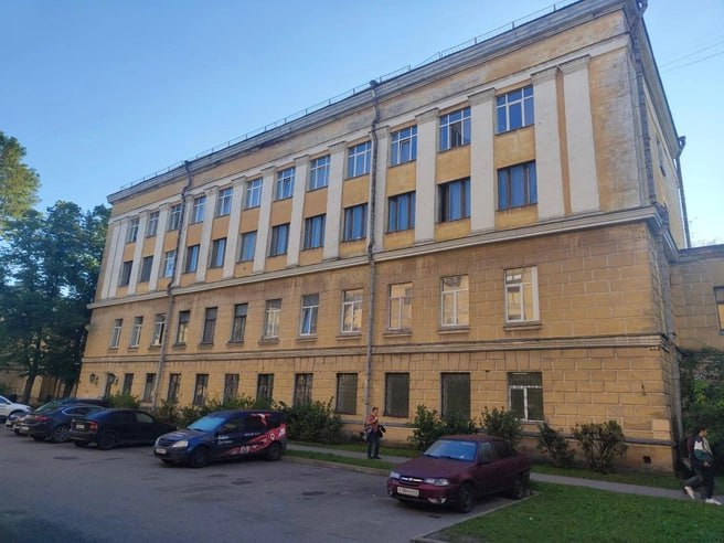 Креативный кластер откроют на территории Леннаучфильма в Петербурге Девелоперская компания БС АРТ ДЕВ ранее BS Art Development Group откроет креативный кластер на территории Леннаучфильма на улице Мельничной в Петербурге Общая площадь пространств в четырех четырехэтажных корпусах составляет около 20 000 кв м сообщили в пресс службе компании В кластере разместятся ремесленные мастерские студии дизайна пошива одежды и гастропроекты а также резиденты связанные с кинопроизводством видеопродакшеном и звукозаписью Помещения объектов оборудованы профессиональной шумоизоляцией которая подходит для этих целей Киностудия прекратила работу 10 лет назад Территория с советских времен не подвергалась редевелопменту или застройке Мы освободим двор от парковки и благоустроим его приведем в чувство интерьеры сказал основатель компании Александр Басалыгин БС АРТ ДЕВ Подпишитесь на Ведомости Северо Запад