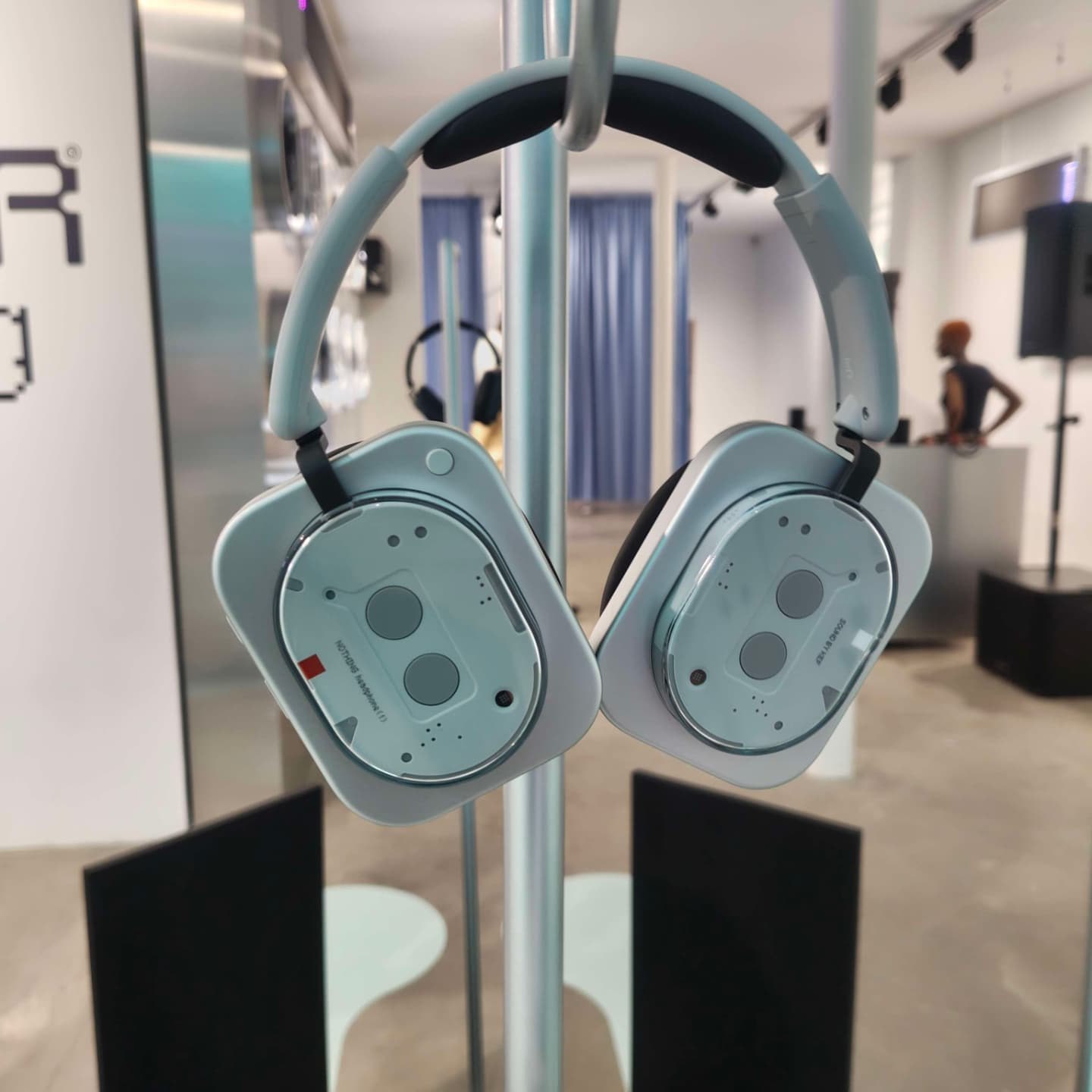 Необычные наушники Nothing Headphone 1 Инсайдер nothing_fan_blog выложил фото первых полноразмерных наушников Nothing со всех сторон. И надо сказать, выглядят они достаточно необычно и очень похожи по дизайну на смартфоны компании. Судя по всему, для управления будут использоваться кнопки на чашках, также видны отверстия – возможно для микрофонов шумоподавления. Разрабатывать наушники помогала компания KEF, известная высококачественным аудио, так что качество звука должно быть хорошим. Наушники будут представлены 1 июля вместе с Phone 3 . Мой Компьютер