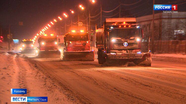 В Казани приступили к испытаниям жидкого реагента против гололеда В Казани начали тестировать жидкий реагент для борьбы с гололёдом на улицах сообщил председатель комитета внешнего благоустройства Альберт Шайнуров Этот реагент уже успешно применяемый в Москве работает при температурах до 10 градусов предотвращая налипание снега Испытания проходят на улицах Ямашева и Гвардейской с использованием как жидкого так и двухфазного реагентов После завершения тестов планируется оценить результаты и экономическую эффективность обработки Подписаться Сообщить новость   Вести Татарстан в MAX