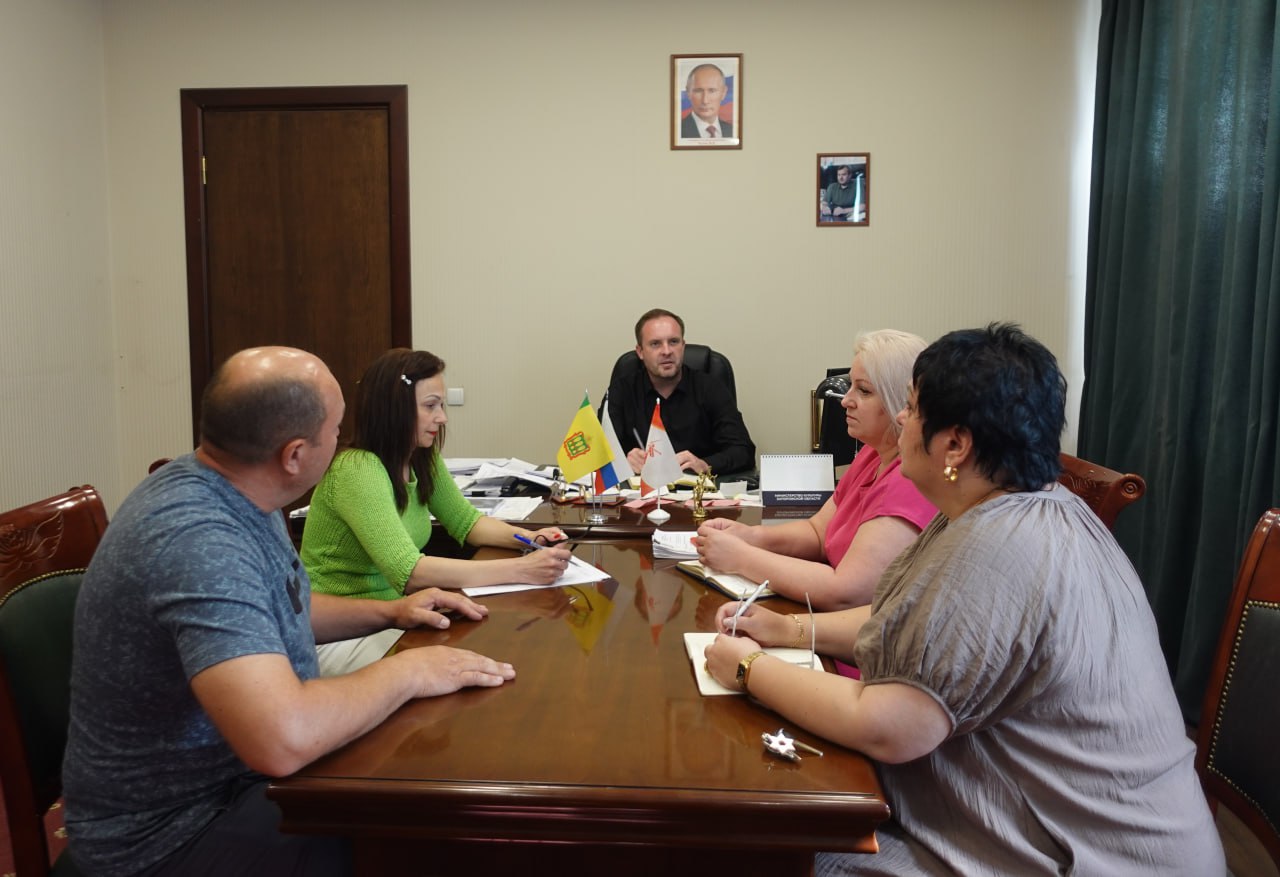 Глава Токмакского муниципального округа Александр Калмыков провел очередной прием граждан по личным вопросам Были рассмотрены обращения 11 жителей Токмака , касающиеся: предпринимательской деятельности; коммунальной и социальной сфер; возобновления работы швейной фабрики; оказания помощи в получении компенсации за жилье, поврежденное при обстреле со стороны ВСУ ; аренды складского помещения по улице Шевченко, имеющего признаки бесхозяйного. Глава Токмакского муниципального округа Александр Калмыков уделил каждому обратившемуся должное внимание, по всем озвученным проблемным вопросам были даны разъяснения согласно законодательства РФ. Некоторые из обращений переданы для дальнейшего рассмотрения в соответствующие структурные подразделения администрации муниципалитета.