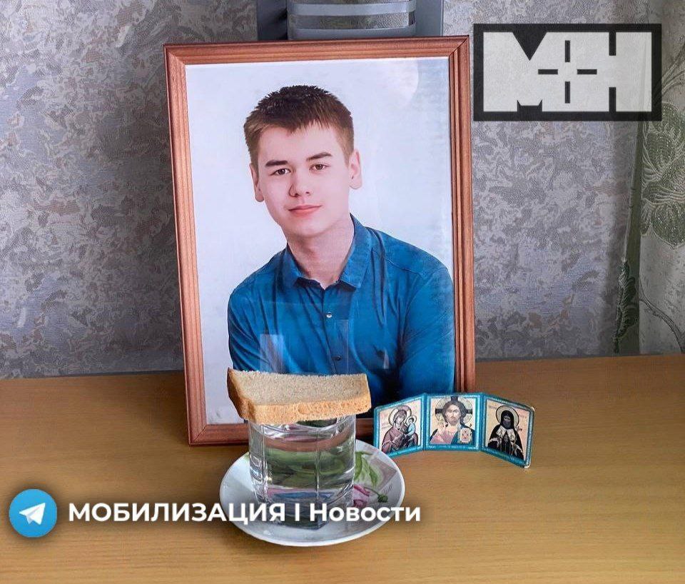 Срочника загоняли до смерти на тренировках в части 19-летнего Данила Миняйло призвали в армию 3 июля и отправили в сахалинскую в/ч 21527. Парень только начал проходить курс молодого бойца, но уже 7 июля его доставили в 441 госпиталь в Южно-Сахалинске с тепловым ударом и обезвоживанием. Срочник впал в кому и скончался в тот же день. Серьёзных заболеваний Данил не имел, но не был подготовлен к таким условиям. По словам сослуживцев, срочников нескольких дней гоняли без отдыха на физподготовке при температуре +35°, не давая воды. Командование части не смогло объяснить родственникам причину смерти Данила. Заявили, что произошла «случайность», рассказал брат погибшего: Его привезли в гробу к нашему подъезду 11 июля. Мама увидела сына и закричала: «Вставай, сынок, вставай!». Эту фразу я слышу в своей голове теперь каждый день. Даже непонятно до конца, возбудили уголовное или нет. — подпишись
