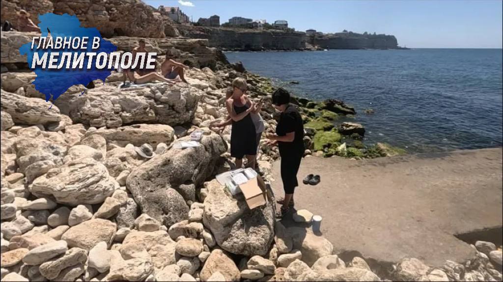Ученые Института биологии южных морей проверяют побережье Севастополя на новые следы мазута Специалисты Института биологии южных морей продолжают мониторинг побережья Севастополя после зимнего разлива мазута из танкеров, затонувших в Керченском проливе. С потеплением вода может поднимать мазут со дна, поэтому ученые берут новые пробы песка и воды — сейчас обследуются пляжи от Андреевки до Ласпи, включая Казачью бухту, Фиолент и Балаклаву. Пока визуально новых загрязнений в границах города не обнаружено — только остатки старых пятен. Однако окончательные выводы сделают после лабораторных анализов, где определят уровень нефтепродуктов и активность бактерий, способных разлагать мазут. Если серьезного загрязнения не выявят, ИнБЮМ перейдет к осеннему этапу наблюдений. В случае тревожных результатов, будут проведены повторные исследования.