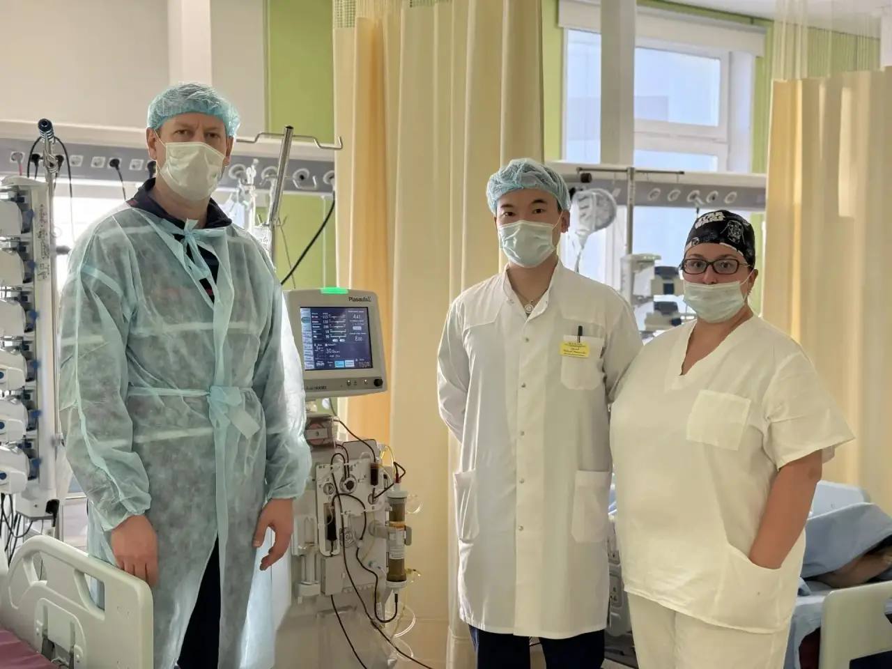 Впервые на Дальнем Востоке провели уникальную медицинскую процедуру селективную плазмосорбцию билирубина Её выполнили врачи отделения анестезиологии реанимации и интенсивной терапии Якутского онкологического диспансера Метод помогает удалять из крови вредные вещества токсины и продукты воспаления которые накапливаются при тяжёлых заболеваниях Как отметили специалисты уже в ходе первого сеанса состояние пациента заметно улучшилось Для проведения плазмосорбции установлен современный аппарат освоенный нашими врачами Теперь жители республики могут получать высокотехнологичное лечение не выезжая за пределы Якутии Этот важный шаг в развитии здравоохранения Якутии часть национального проекта Продолжительная и активная жизнь Успех процедуры подтверждает высокий профессионализм якутских врачей и открывает новые возможности для качественного лечения  Подписывайтесь на мой канал в МАХ