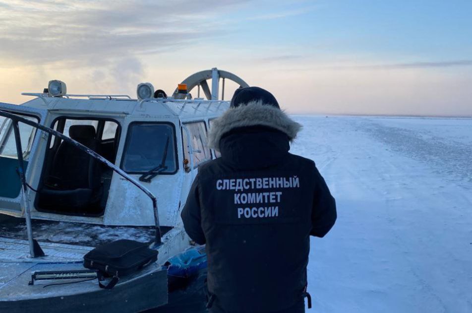 В Республике Саха  Якутия  проводится доследственная проверка по факту происшествия на реке Лена   По предварительным данным, 25 ноября 2024 года на реке Лена произошло столкновение судна на воздушной подушке Хивус-100 и автомобиля марки Mitsubishi Canter.    Пострадавших нет. В результате столкновения маломерное судно получило механические повреждения.   Якутским следственным отделом на транспорте проводится доследственная проверка по признакам преступления, предусмотренного ст. 263 УК РФ  нарушение правил безопасности движения и эксплуатации внутреннего водного транспорта .   В настоящий момент следователями и следователями-криминалистами следственного управления проводится комплекс проверочных мероприятий, направленных на установление всех обстоятельств произошедшего.