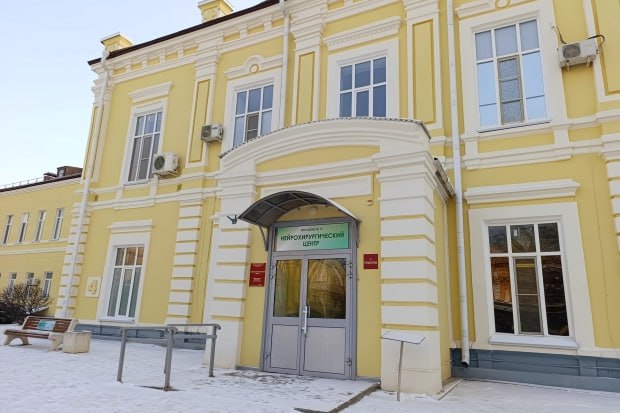 Врачи спасли молодую волгоградку с мальформацией головного мозга Нейрохирурги областной клинической больницы 1 провели операцию 19 летней пациентке с артериовенозной мальформацией головного мозга осложненной кровоизлиянием Сейчас все позади состояние пострадавшей стабилизировалось она находится под постоянным наблюдением медиков   vpravda ru obshchestvo vrachi spasli moloduyu volgogradku s malformaciey golovnogo mozga 221929 Фото комитет здравоохранения Волгоградской области