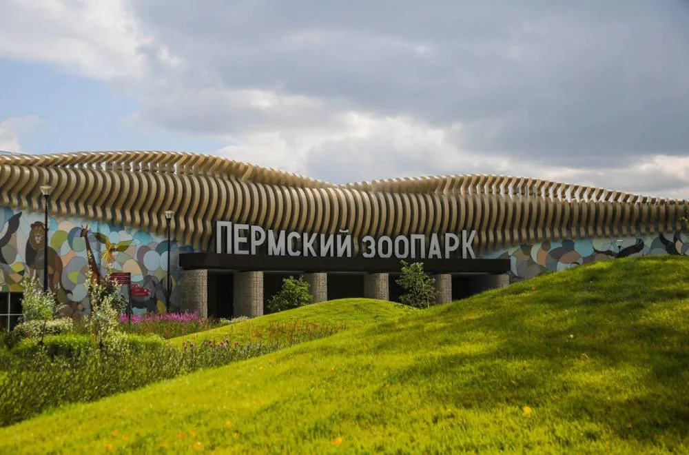 Пермский зоопарк признан лучшим новым парком страны В Москве назвали лауреатов третьей ежегодной общероссийской премии Парки России Пермский зоопарк одержал победу в категории Новый объект Успешно реализованный парк в 2025 году Торжественное открытие нового зоопарка в Перми состоялось 7 августа 2025 года Этот ультрасовременный комплекс спроектированный в соответствии с мировыми стандартами по уходу за дикими животными раскинулся на площади в 25 гектаров