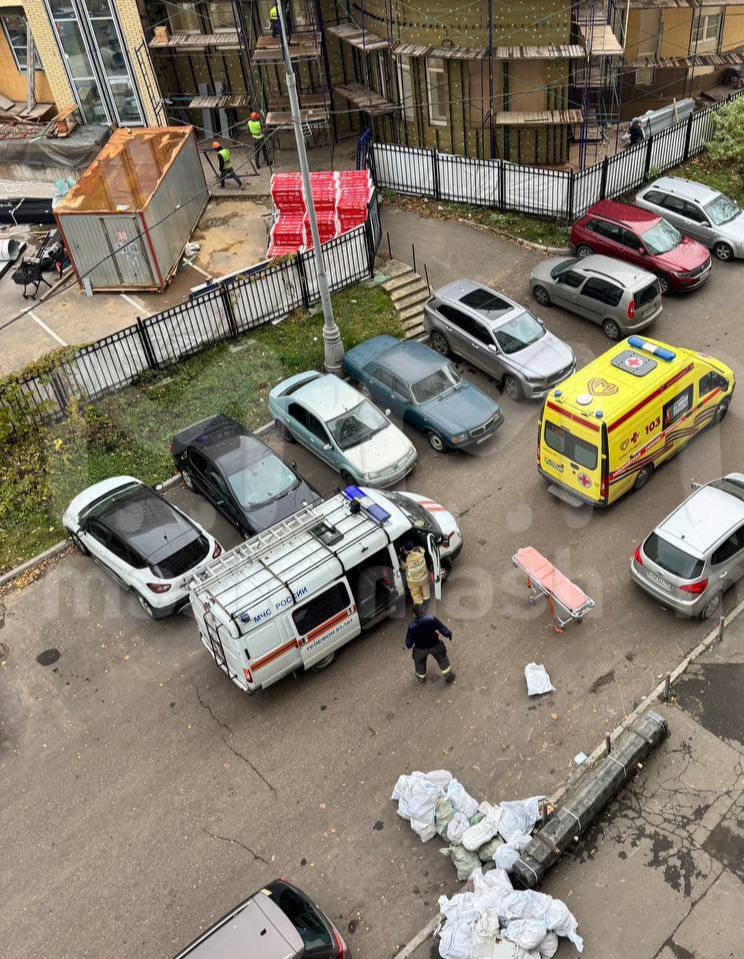 В Москве на улице Обручева лифт сорвался с 12 этажа внутри была девушка её удалось вызволить на 8 м этаже Она получила травмы её госпитализировали По словам местных они ранее жаловались на шум и проблемы в работе лифта Теперь они готовят коллективную жалобу в УК
