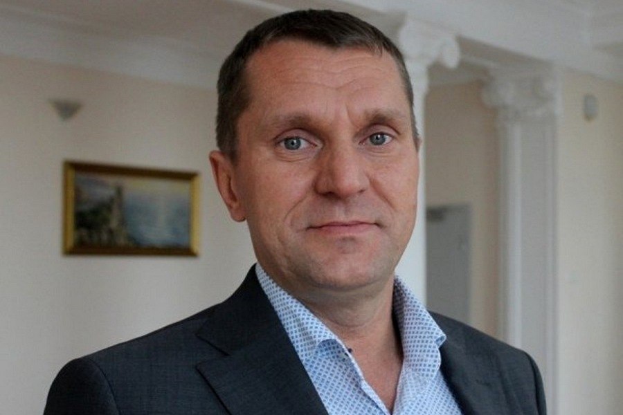 Глава Суджанского района Юрий Дмитрюков, который сменил Александра Богачева, смещенного с должности администрацией губернатора Смирнова под давлением общественности, также ушел в отставку. На его место пока в качестве исполняющего обязанности назначен руководитель центра «Патриот», а ранее председатель областного комитета по физкультуре и спорту Алексей Спиридонов. Предприниматель Дмитрюков вызывал недовольство работой, но и не соответствовал требования к занимаемой должности из-за отсутствия высшего образования. У Спиридонова удивительная судьба. Он родился в удмуртском Сарапуле, долгое время жил и работал в Ижевске, где увлёкся спортом по вполне прозаичной причине: решил сбросить слишком уж большой вес – он дошёл до 136 килограммов. В итоге сдал нормативы на айронмэна – один из видов триатлона. В этом качестве с ним познакомился ещё один айронмэн Роман Старовойт, который через какое-то время пригасил Спиридонова в Курск на должность замдиректора Областной спортшколы олимпийского резерва. После этого Алексей Спиридонов дошел до должности председателя областного комитента по физкультуре и спорту, сменив Евгению Ламонову, но был вынужден впоследствии уступить это кресло Алексею Петухову. Новым местом работы Спиридонова стал центр «Патриот», который после вторжения ВСУ оказался в эпицентре событий. Руководитель АНО лично выезжал в приграничье, занимаясь с эвакуацией людей. По неофициальной информации, в Суджанском районе Спиридонов даже получил легкую контузию. Его мужество теперь отметил и Александр Хинштейн, доверив железному человеку пост главы приграничного района. Впрочем, в должности его еще должны будут утвердить депутаты на конкурсной основе. ПОДПИСАТЬСЯ ПРЕДЛОЖИТЬ НОВОСТЬ
