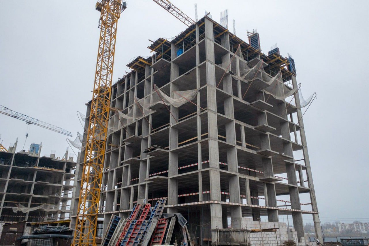 Самолет приступает к возведению стен в своем первом проекте в Уфе Группа Самолет объявила о старте возведения внешних и внутренних стен в своем первом проекте в Дёмском районе столицы Башкортостана За 8 месяцев со старта проекта на 80 выполнено возведение монолитных конструкций в пятисекционном доме первой очереди проекта В настоящее время строители ведут работы на уровне 8 10 этажа Одновременно с устройством монолита началось также возведение внутренних и внешних стен которое ведется уже на уровне второго этажа в двух секциях Всего на объекте задействовано более 80 рабочих и 20 единиц строительной техники Завершить монолитные работы компания планирует в первом квартале 2026 года Первый проект крупнейшего по объемам строительства в России девелопера был анонсирован в январе 2025 года и уже в феврале начались активные работы непосредственно на площадке Первая очередь включает два многосекционных корпуса общей площадью более 26 тыс кв м В комплексе планируется построить более 304 тыс кв м жилья и около 18 тыс кв м коммерческой инфраструктуры В проекте также предусмотрены два детских сада на 320 и 150 мест и школа на 1625 мест пять паркингов на более чем 2 тыс машиномест плоскостные парковки на 1 7 тыс машиномест