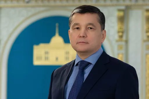 Первого замгенпрокурора освободили от должности Тимура Ташимбаева первого заместителя генерального прокурора сегодня сняли с должности Вместо него назначили Жандоса Умиралиева Пока новое место работы Ташимбаеву не предоставили Всю жизнь он проработал в силовом блоке С чем связано увольнение первого замгенпрокурора помощник и пресс секретарь президента Руслан Желдибай в своём утреннем сообщении не объяснил Если говорить про прокуратуру в целом то в последнее время всё чаще прокуроры оказываются под следствием Вчера задержали главного прокурора Рудного По предварительным сведениям дело связано с коррупцией Другого главного прокурора уже Усть Каменогорска подозревают в избиении подчинённых Тем временем Казахстан добивается экстрадиции бывшего прокурора Максата Дуйсенова t me orda kz