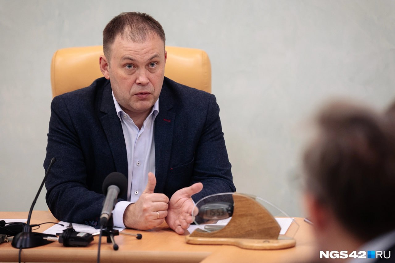 Губернатор Кузбасса Илья Середюк подтвердил уход с должности главного врача городской больницы Междуреченска Алишера Баховудинова Глава области заявил что 26 сентября на его место назначат нового человека Кто именно им станет пока неизвестно На сайте учреждения заместителями руководителя указаны шесть человек Также политик раскрыл истинную причину отставки Баховудинова