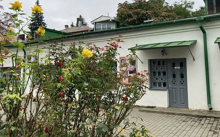 Деревню эпохи Лермонтова планируют возвести в Кисловодске в 2026 году Мэрия города собирается возвести каменные дома и мазанки без современной отделки и брусчатки на месте стоянки туристических автобусов В поселении также откроют торговые точки и несколько гостевых комнат где путешественники смогут переночевать и окунуться в атмосферу XIX века К работам собираются приступить уже в этом году Новая локация призвана передать дух эпохи описанной в романе Герой нашего времени события произведения происходили именно на этой скале Подпишись на нас в MAX