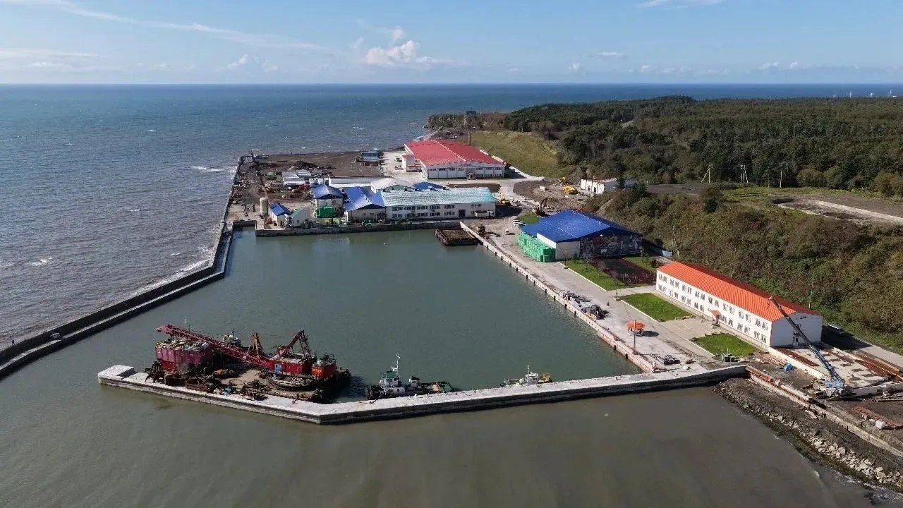 Глава Росрыболовства Илья Шестаков прибыл в Южно Сахалинск с рабочей поездкой Руководитель Федерального агентства по рыболовству посетил рыбоперерабатывающий комплекс Озёрский группы компаний Гидрострой в Сахалинской области Предприятие было построено всего за год в рамках федеральной программы инвестиционных квот Выпускает продукцию из минтая трески тихоокеанской сельди а также рыбную муку рыбий жир В первую очередь переработка ориентирована на сахалино хоккайдскую сельдь Сейчас в регионе как раз идёт активный сельдевый промысел российские рыбаки добывают сельдь один из из наиболее важных объектов промысла в дальневосточных морях В прошлом году суммарно было выловлено почти 596 тыс тонн это самый высокий показатель за последнее время