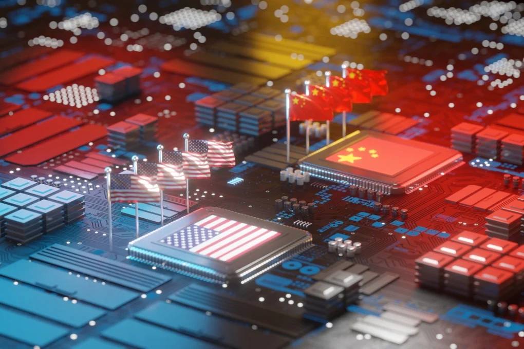 Alibaba Cloud сократил использование видеокарт Nvidia на 82 Подразделение Alibaba Cloud представило систему Aegaeon которая позволила снизить потребление графических процессоров Nvidia H20 на 82 при работе с крупными языковыми моделями Разработку тестировали более трех месяцев на платформе Alibaba Cloud где количество используемых видеокарт удалось сократить с 1192 до 213 при обслуживании десятков моделей объемом до 72 млрд параметров Исследование представленное на симпозиуме SOSP в Сеуле показало что Aegaeon оптимизирует ресурсы за счет объединения вычислительной мощности для одновременного обслуживания разных моделей По мнению экспертов новая система может значительно снизить издержки и изменить подход к обработке ИИ нагрузок в сфере облачных вычислений Новости Китая ЭКД