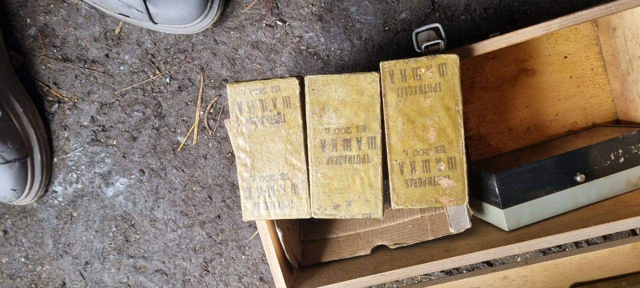 Житель Приморья хранил у себя дома тротиловые шашки. Возбуждено уголовное дело В полицию поступила информация о том, что 34-летний житель села Приозерное может быть причастен к незаконному хранению взрывчатых веществ. Силовики обнаружили и изъяли три предмета, внешне похожих на тротиловые шашки. «Экспертиза установила, что мужчина незаконно хранил три двухсотграммовые тротиловые шашки, конструктивно оформленные зарядами бризантного взрывчатого вещества промышленного изготовления, которые пригодны для производства взрыва в комплекте с любым средством детонирования», — сообщает краевая полиция. Задержанный признался, что около 10 лет назад, после смерти своего деда, по месту жительства последнего нашел их и решил оставить себе. Так, он спрятал их в сарае по месту своего жительства. Возбуждено уголовное дело мужчине грозит ответственность в виде лишения свободы на срок от шести до восьмилет. Фото: полиция Приморья PrimaMedia Прислать новость