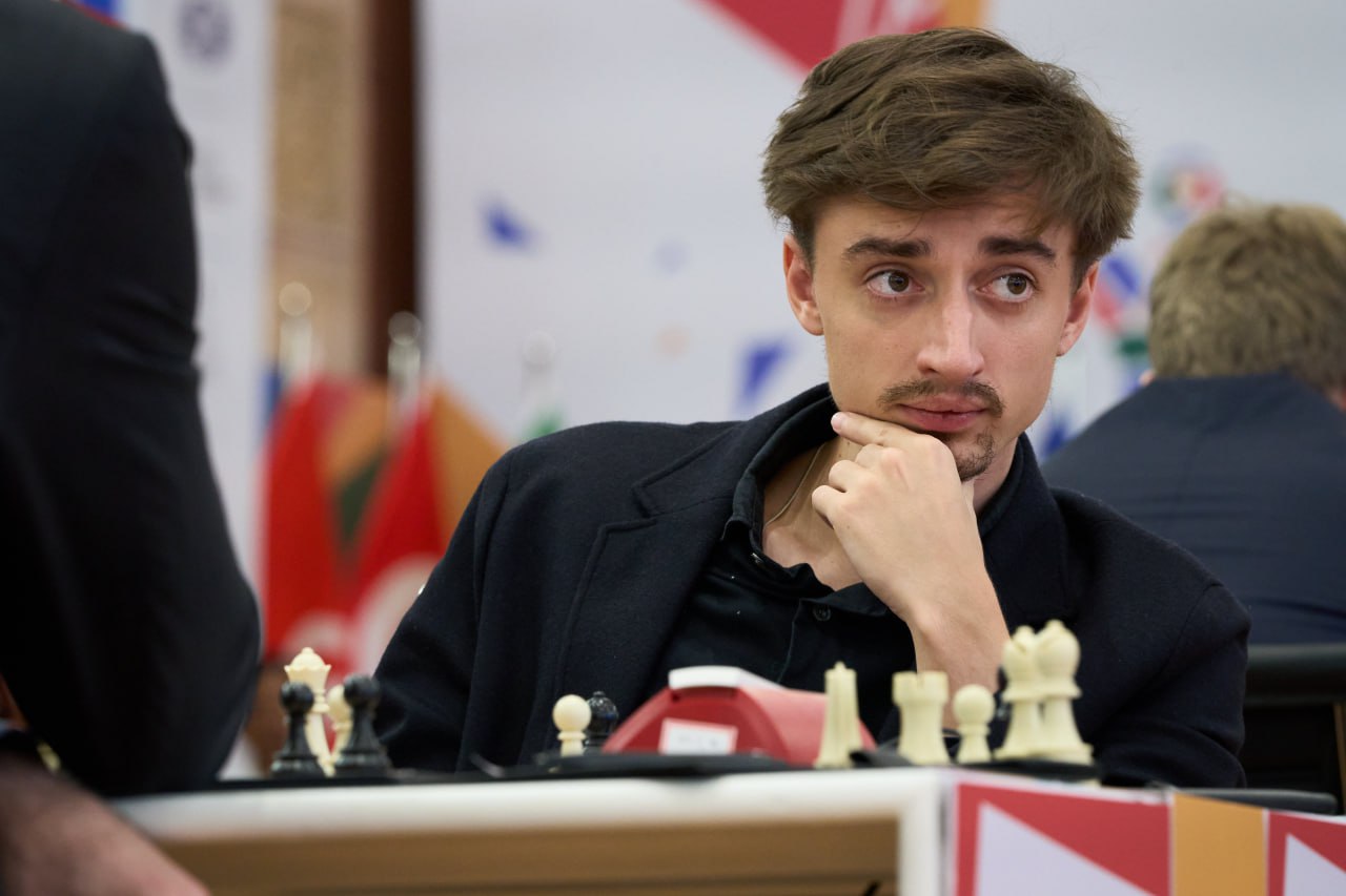 Даниил Дубов сыграл вничью с Рамешбабу Прагнанандхой Российский гроссмейстер получил перспективную позицию чёрными фигурами но в решающие моменты не смог развить свой перевес Ответные поединки 1 16 финала Кубка мира начнутся завтра в 12 30 по московскому времени   Ph FIDE chessgames