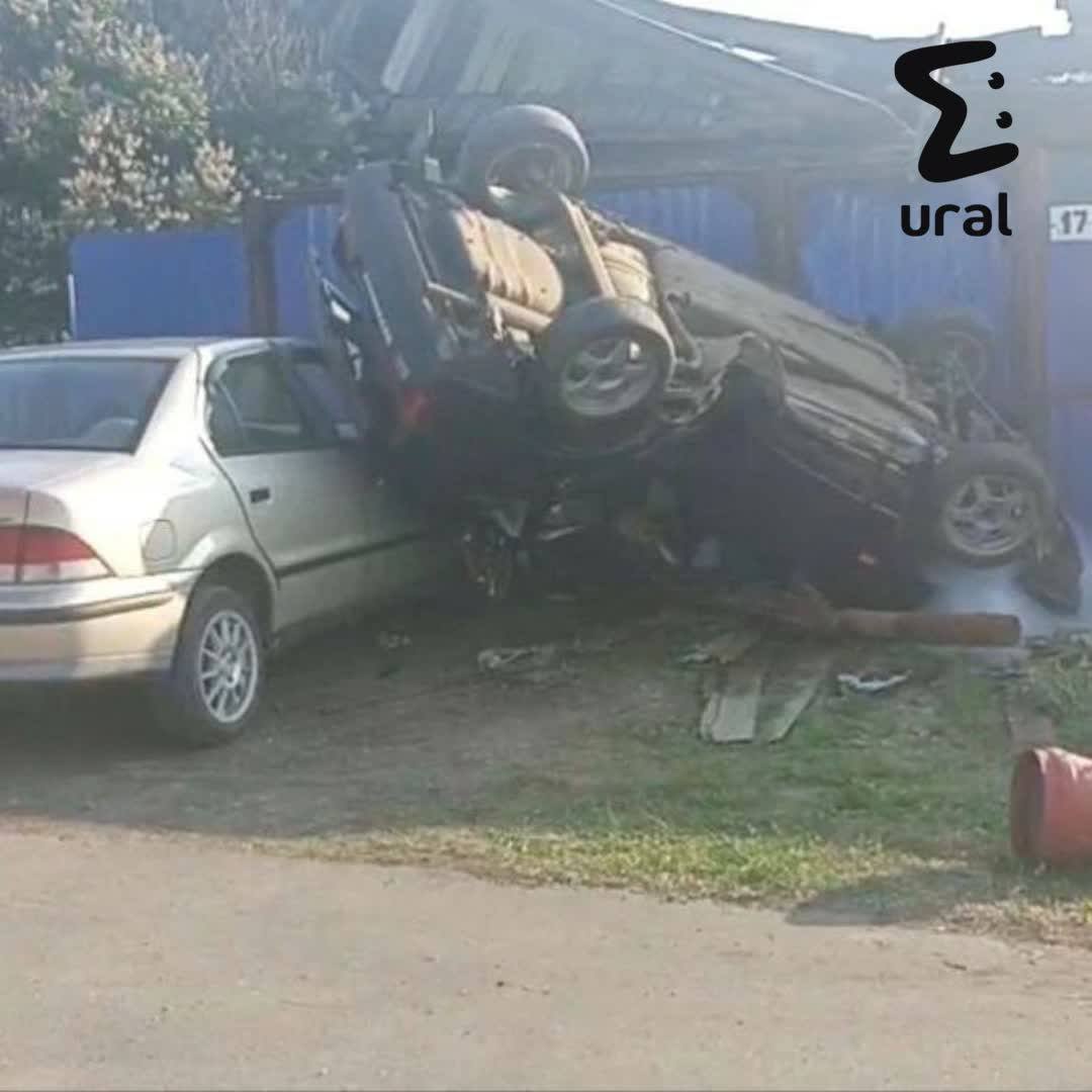 Водитель на "девятке" улетел с дороги и врезался в припаркованную машину в Нижней Туре.   За рулём был 21-летний парень из посёлка Ис. Стаж 11 месяцев и четыре административки за нарушение ПДД. Катался по городу и на Ленина съехал с дороги — влетел в забор частного дома, помял "Хонду". Благо, никто не пострадал.  Виновника аварии увезли в больницу, взяли кровь, чтобы проверить — пил или нет. Полицейские выписали ещё два протокола — за отсутствие ОСАГО и не пристегнутый ремень.