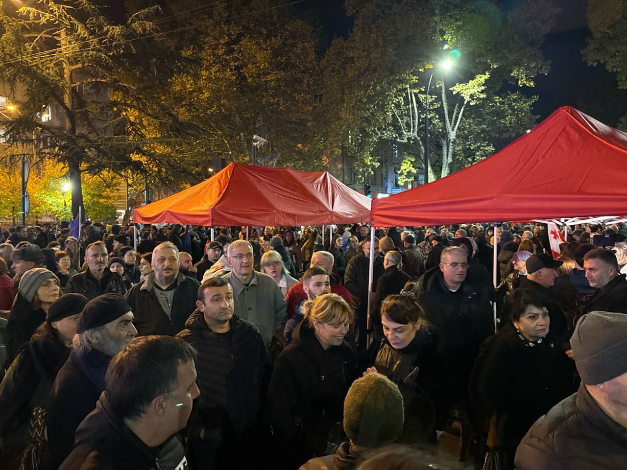 Несколько палаток установили в центре Тбилиси на митинге прозападной оппозиции, недовольной итогами прошедших выборов в парламент Грузии.