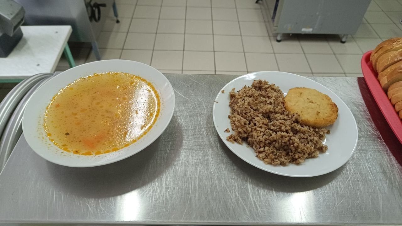 Калужанам объяснили подорожание школьных обедов В последние дни в соцсетях появились жалобы от жителей Калуги на резкое повышение на более чем 30 до 120 рублей стоимости обедов в школьных столовых Ситуацию прокомментировали в министерстве образования и науки региона Компания которая занимается организацией питания в школах Калуги приняла решение изменить цены на платные обеды с января этого года Цены на питание в Калуге уже несколько лет не менялись а сохранять высокое качество блюд в текущих ценовых условиях к сожалению становится все сложнее пояснили чиновники добавив что такая мера должна повысить качество школьного питания