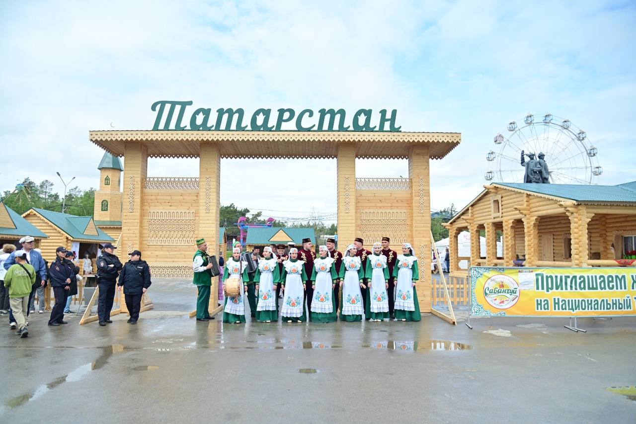 Рустам Минниханов и глава Республики Саха Якутия Айсен Николаев на площадке Федерального сабантуе в Якутске В мероприятии принимают участие представители татарских общественных организаций из 29 регионов России, сообщает руководитель пресс-службы Раиса РТ Лилия Галимова. В рамках Сабантуя состоялись дни татарского кино, в местном театре состоялись театральные постановки, прошли круглые столы, мастер-классы по народным промыслам, спортивные состязания, традиционные конкурсы, соревнования по борьбе «Корэш», большая концертная программа творческих коллективов. Нижнекамским районом организована площадка «Татарское подворье». Обращаясь к участникам Сабантуя Рустам Минниханов обратил внимание, что нынешний праздник 25-й по счету. «Символично, что он проходит на земле наших братьев, добрых тюркских друзей из республики Саха Якутия », - сказал он. В Якутии образована общественная организация «Татарский культурный центр «Туран як», действуют национальные общественные организации. В столице республики есть Казанский сквер, установлен бюст татарского поэта - героя Мусы Джалиля. «Хочу искренне поблагодарить Вас, Айсен Сергеевич, за внимание к вопросам поддержки национальной самобытности татарского населения республики. Уверен, сегодняшний Сабантуй будет способствовать установлению тесных отношений местных татар с нашими соотечественниками из регионов Сибири и Дальнего Востока и Республикой Татарстан», - подчеркнул Рустам Минниханов. Согласно данным Всероссийской переписи населения 2020 года численность татар в Республике Саха Якутия составляет 4 262 человек. Татары – на шестом месте по численности населения и проживают преимущественно в городе Якутск, а также в Алданском, Амгинском, Мирнинском и Олекминском районах. Переходящий символ Федерального сабантуя приняла Омская область. Фото: пресс-служба Раиса РТ