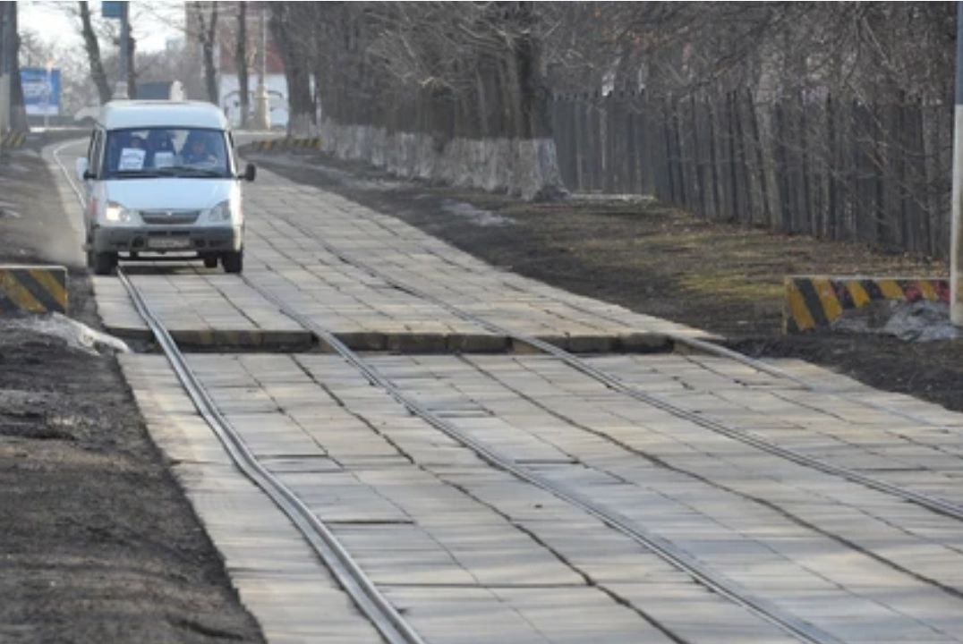 Жена ростовчанина тайком увезла ребенка в Западную Украину и подала на развод   Жена ростовчанина тайком вывезла ребенка в Западную Украину. И хотя суд определил место жительства девочки с отцом, он до сих пор не знает, где находится его дочь.   Вместе с дочерью женщина увезла с собой главные «семейные документы»: свидетельства о заключении брака и рождении ребенка. Ростовчанину пришлось их восстанавливать. А еще - в срочном порядке делать загранпаспорт, чтобы приехать к дочери. Однако жена сказала, что ребенка он не увидит, пока не даст ей развод.   Еще до отъезда из России женщина оформила доверенность на юриста, который представлял ее интересы в суде. В своем иске она просила расторгнуть брак по причине непримиримых разногласий с мужем. И, конечно, оставить дочь с ней.   Ростовчанин направил встречный иск и попросил оставить ребенка с ним, в России. Так как девочка росла в России, в окружении любви и заботы, а сейчас находится во враждебной стране.   Подробнее