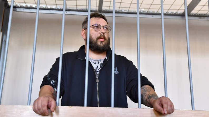 Бывшему медиаменеджеру Пригожина запросили 10 лет колонии за вымогательство у депутата Малькевича Прокурор попросил назначить 10 лет и 4 месяца колонии бывшему медиаменеджеру Илье Горбунову — экс-руководителю медиахолдинга «Патриот», связанного с Евгением Пригожиным. Его обвиняют в вымогательстве 20 миллионов рублей у бывшего коллеги, а ныне депутата Александра Малькевича. По версии следствия, в мае 2024 года Горбунов шантажировал Малькевича компроматом, а при передаче «куклы» в 1,5 млн рублей был задержан. Сам он утверждает, что действовал в рамках гражданско-правового договора, и заявляет об избиении полицейскими.