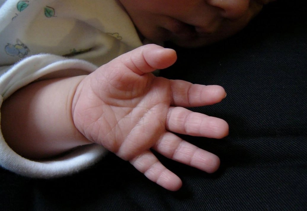 В мире прогнозируют всплеск детской смертности В 2025 году в мире ожидается рост смертности среди детей до пяти лет впервые за несколько десятилетий По данным Institute for Health Metrics and Evaluation IHME и Gates Foundation показатель может достигнуть 4 8 млн что на 200 тысяч больше чем годом ранее Эксперты связывают разворот тенденции с сокращением международной помощи США Великобритания и другие крупные доноры в последние годы урезали финансирование программ вакцинации борьбы с инфекциями и базовой медицины в бедных странах Если ситуация не изменится к 2045 году число дополнительных смертей среди детей может достичь 12 16 млн Специалисты призывают восстановить финансирование напоминая что именно международные программы когда то позволили почти вдвое снизить детскую смертность Подписывайтесь на Repost Прислать новость