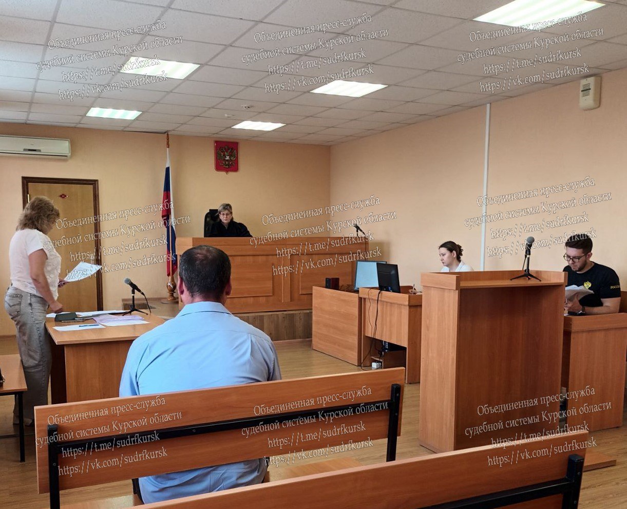 В Курской области осудили мужчину, избившего бывшую тещу Житель Золотухинского района избил бывшую тещу металлическим совком за отказ дать денег на спиртное. В ноябре 2024 года мужчина несколько раз ударил женщину по руке и лицу совком, угрожал убийством. Противоправные действия он прекратил, когда к нему подбежала малолетняя дочь и попросила не бить бабушку. Суд назначил ему 1 год 6 месяцев лишения свободы в колонии-поселении. Вести-Курск. Только проверенная информация Прислать новость