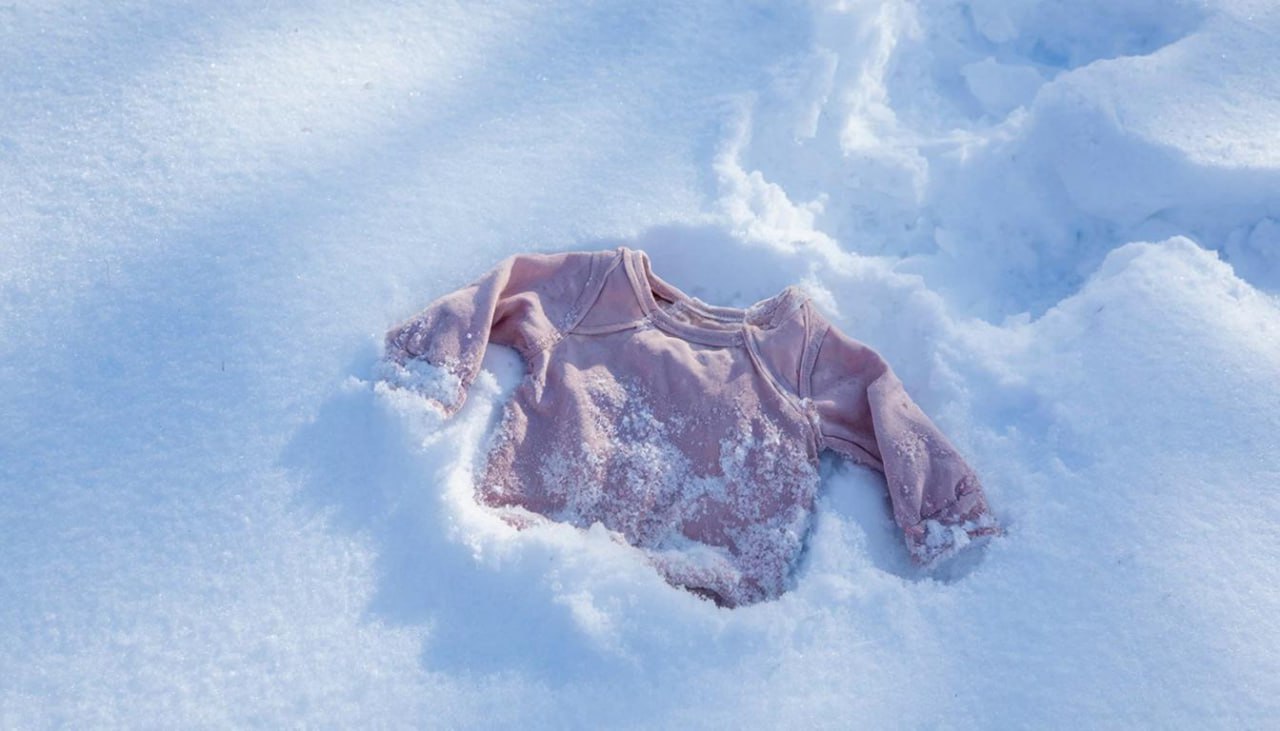 Шоковая заморозка в Усть Илимске младенец провел ночь в сугробе и выжил В январские праздничные выходные 2008 года в городе Усть Илимске Иркутской области произошло событие которое смело можно назвать чудом Дело было ночью вспоминает заместитель руководителя следственного отдела по городу Усть Илимску СУ СК России по Иркутской области Елена Янюк расследовавшая это дело 16 летняя мать ушла на дискотеку отмечать старый Новый год оставив своего двухмесячного малыша у родственников подруги После ее ухода мальчик начал плакать Пьяный пожилой хозяин квартиры в которой оставили ребенка раздраженный плачем выбросил младенца из окна третьего этажа Вернувшись под утро девушка нашла сына в снегу Младенец не разбился так как упал в сугроб но провел на морозе 40 C несколько часов На ребенке была лишь распашонка Закоченевшие ножки и ручки отсутствие дыхания бригада скорой помощи констатировала смерть сообщила о случившемся в дежурную часть и уехала Потрясенная случившимся соседка со слезами взяла ребенка на руки начала его укачивать   IrkutskMedia теперь в МАX