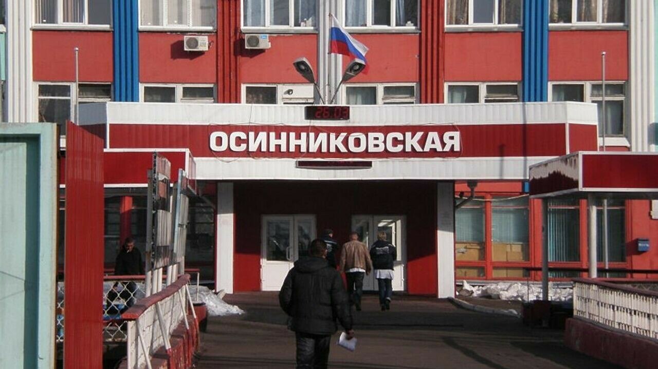 На шахте «Осинниковская», входящей в состав Распадской угольной компании  РУК , началась разработка нового очистного забоя с промышленными запасами около 500 тыс. тонн коксующегося угля марки «Ж». Длина лавы составляет 322 метра, а глубина ведения горных работ достигает 850 метров, что делает её самой глубокой не только в РУК, но и во всём Кузбассе.  Для безопасной работы на таких глубинах внедрены цифровые инновационные решения, включая систему прогнозирования динамических явлений, автоматизированный акустический контроль сейсмической активности  САКСМ  и систему мониторинга простоев и технологических циклов  MCR .