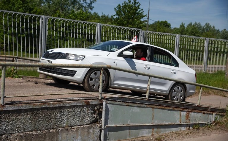 Власти рассмотрят вопрос о внедрении автоматизированного приема экзаменов на водительские права Это следует из новой Стратегии повышения безопасности дорожного движения которую указом одобрил президент Владимир Путин Повышение безопасности участников дорожного движения включает в себя развитие системы проведения экзаменов на право управления транспортными средствами включая рассмотрение вопроса о возможности внедрения автоматизированного приема экзаменов говорится в документе Автоматизированный прием экзаменов на водительские права уже тестируется в Индии Для этого применяется проект Microsoft Research с использованием смартфона для мониторинга качества вождения Экзаменатора нет в машине во время проверки а для оценки навыков используются искусственный интеллект Процесс также частично автоматизирован в Южной Корее однако в машине все равно присутствует инспектор Фото Сергей Петров NEWS ru Global Look Press РБК в Telegram и MAX
