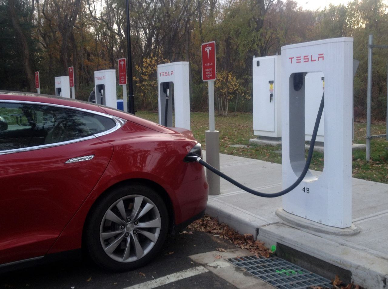 Владельцы Tesla в России массово жалуются на проблемы с зарядкой Электромобили Tesla в России перестают распознавать батарею появляются сбои в работе зарядного порта Эксперты говорят о программных сбоях которые выявились после обновлений В сервисах предлагают решать проблему калибровкой зарядного разъема либо менять детали Официальных комментариев от Tesla пока нет